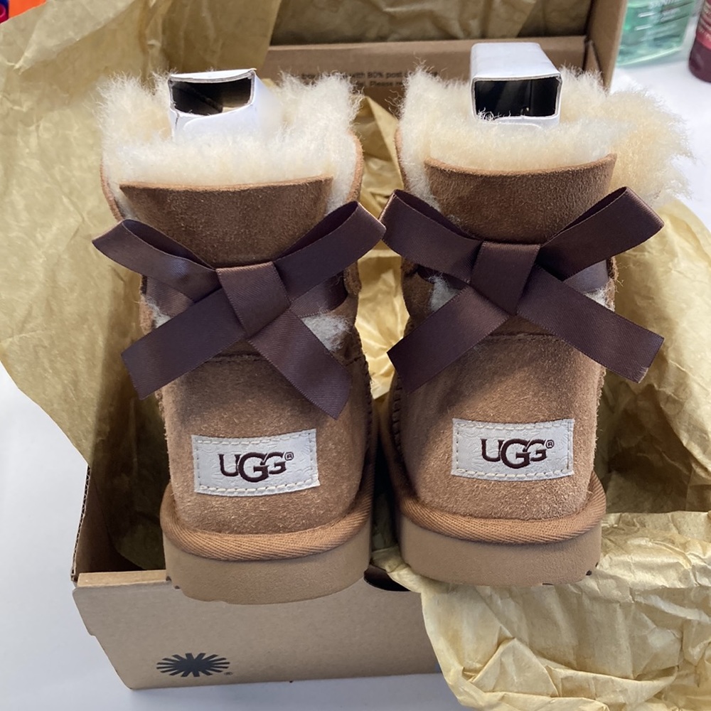Ugg Mini Bailey Bowl II Boot Girls size 1
